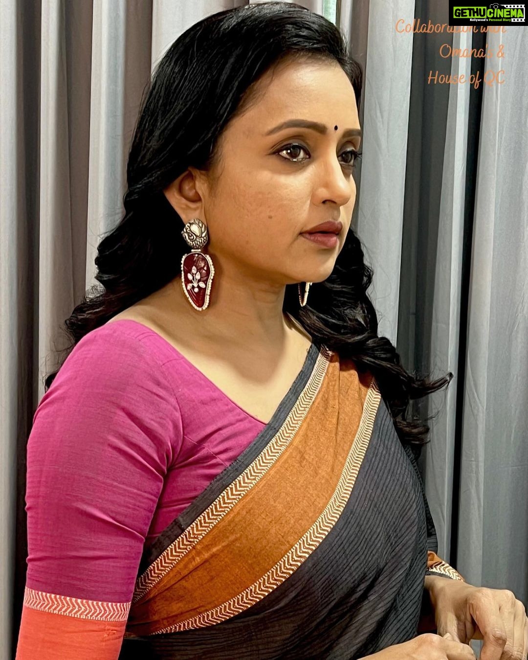 Suma Kanakala Instagram - 🌺 Styled by @shravyavarma Assisted by @ushacherukuri_ Collaboration with Outfit @omanas_clothing Jewellery @houseofqc Makeup @madhu_derangula Hair @malla_reddy_hairstylist #sumakanakala #anchorsuma #suma #anchorsumakanakala #ootd #sareelove