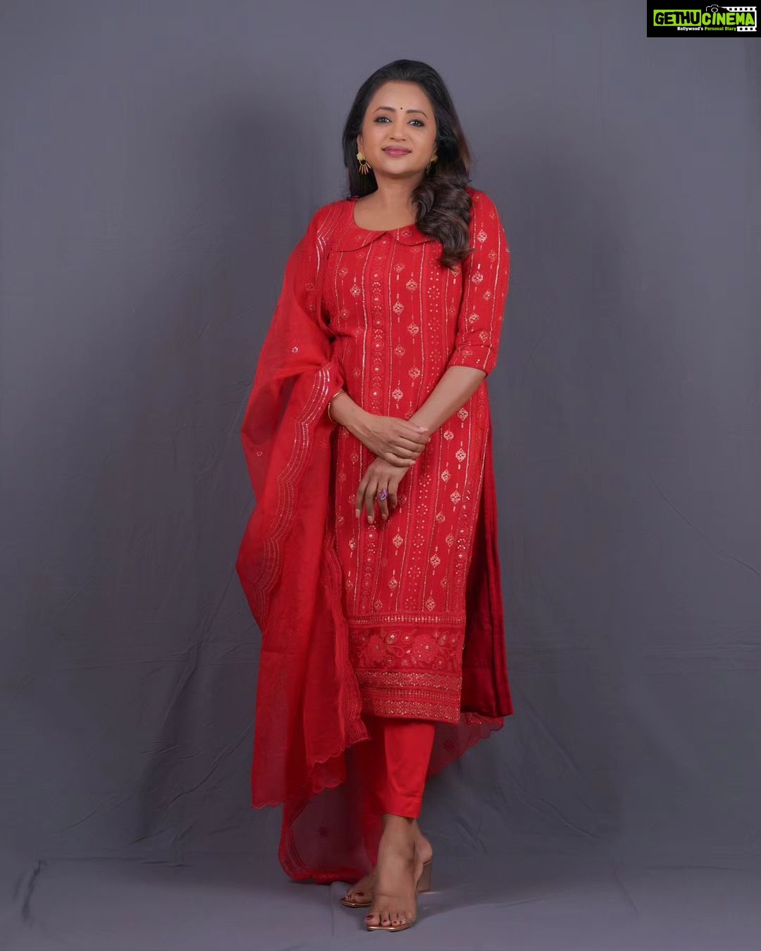 Suma Kanakala Instagram - Chase your dreams with passion and determination ❤️ Styled by @stylebyannapurna Collaboration with Outfit @maramsclothing_official Jewellery @thetrinkaholic Makeup & Nails @emraanartistry Hair @koduruamarnath Photography @valmikiramuphotography #sumakanakala #suma #anchorsuma #anchorsumakanakala #tuesday