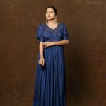 Suma Kanakala Instagram - 💙 Styled by @shravyavarma Assisted by @ushacherukuri_ Collaboration with Outfit @sujathagundoju Jewellery @houseofqc Makeup @madhu_derangula Hair @malla_reddy_hairstylist Photography @_anupphotography Edit @swipeupproductions #sumakanakala #suma #anchorsuma #anchorsumakanakala #ootd