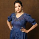Suma Kanakala Instagram - 💙 Styled by @shravyavarma Assisted by @ushacherukuri_ Collaboration with Outfit @sujathagundoju Jewellery @houseofqc Makeup @madhu_derangula Hair @malla_reddy_hairstylist Photography @_anupphotography Edit @swipeupproductions #sumakanakala #suma #anchorsuma #anchorsumakanakala #ootd