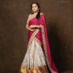 Suma Kanakala Instagram - In love with present weather at Hyd ☁️ Is it the same at your place? Styled by @shravyavarma Assisted by @ushacherukuri_ Collaboration with Outfit @nida_hyd Jewellery @bcos_its_silver Makeup @madhu_derangula Hair @malla_reddy_hairstylist Photography @_anupphotography #sumakanakala #suma #anchorsuma #anchorsumakanakala #ootd #throwbackthursday #sumaadda