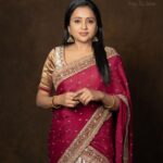 Suma Kanakala Instagram - In love with present weather at Hyd ☁️ Is it the same at your place? Styled by @shravyavarma Assisted by @ushacherukuri_ Collaboration with Outfit @nida_hyd Jewellery @bcos_its_silver Makeup @madhu_derangula Hair @malla_reddy_hairstylist Photography @_anupphotography #sumakanakala #suma #anchorsuma #anchorsumakanakala #ootd #throwbackthursday #sumaadda