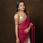 Suma Kanakala Instagram - In love with present weather at Hyd ☁️ Is it the same at your place? Styled by @shravyavarma Assisted by @ushacherukuri_ Collaboration with Outfit @nida_hyd Jewellery @bcos_its_silver Makeup @madhu_derangula Hair @malla_reddy_hairstylist Photography @_anupphotography #sumakanakala #suma #anchorsuma #anchorsumakanakala #ootd #throwbackthursday #sumaadda