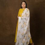 Suma Kanakala Instagram - 💛 Styled by @sumaiah.tabassum Collaboration with Outfit @anushareddy.couture Jewellery @bcos_its_silver Makeup @madhu_derangula Hair @shivaji_makeup_studios Photography @_anupphotography #sumakanakala #suma #anchorsuma #mondaymood