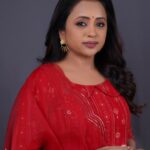 Suma Kanakala Instagram - Chase your dreams with passion and determination ❤️ Styled by @stylebyannapurna Collaboration with Outfit @maramsclothing_official Jewellery @thetrinkaholic Makeup & Nails @emraanartistry Hair @koduruamarnath Photography @valmikiramuphotography #sumakanakala #suma #anchorsuma #anchorsumakanakala #tuesday