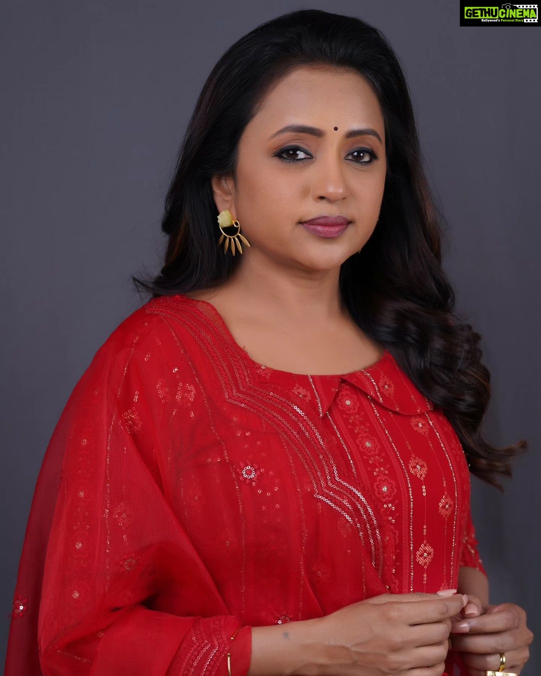 Suma Kanakala Instagram - Chase your dreams with passion and determination ❤️ Styled by @stylebyannapurna Collaboration with Outfit @maramsclothing_official Jewellery @thetrinkaholic Makeup & Nails @emraanartistry Hair @koduruamarnath Photography @valmikiramuphotography #sumakanakala #suma #anchorsuma #anchorsumakanakala #tuesday