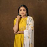 Suma Kanakala Instagram - 💛 Styled by @sumaiah.tabassum Collaboration with Outfit @anushareddy.couture Jewellery @bcos_its_silver Makeup @madhu_derangula Hair @shivaji_makeup_studios Photography @_anupphotography #sumakanakala #suma #anchorsuma #mondaymood
