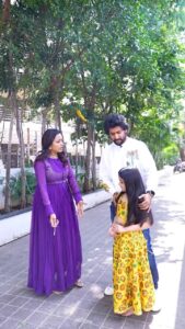 Suma Kanakala Instagram - The struggle is real 😈 Ippudu kakapothe December 7th theatres lo pattukundham 😜 Had a FAB time doing this ❤️ Wishing you all a very #HappyDiwali once again! @nameisnani @myrakiarakhanna #HiNanna #HiNannaOnDec7th @VyraEnts