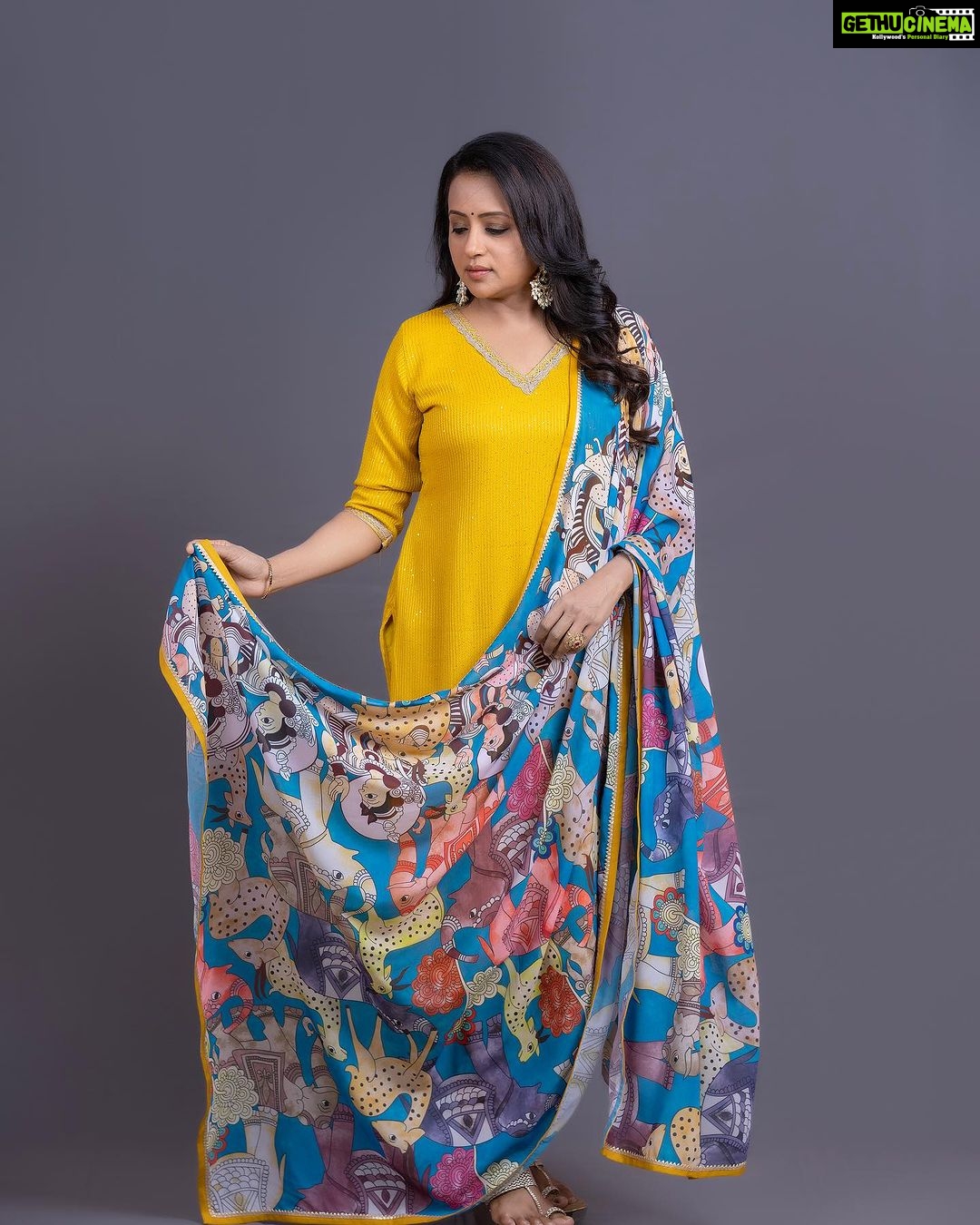 Suma Kanakala Instagram - Success is not final, failure is not fatal; It’s the courage to continue that counts 💛 Styled by @stylebyannapurna Collaboration with Outfit @maramsclothing_official Jewellery @sammohana_by_anushauppaluri Makeup @madhu_derangula Hair @thrinath_nambara_ Photography @valmikiramuphotography #suma #sumakanakala #anchorsuma #anchorsumakanakala #kanakalasuma #friyay #fridayvibes