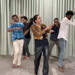 Suma Kanakala Instagram - Feeling so good recreating my son Roshan Kanakala’s steps 💃 @roshan____k @maanasa.choudhary1 @raviperepu @polakivijay_masterofficial @dopsureshragutu @sricharanpakala @sipligunjrahul @shyamkasarlalyrics #HabibiJilebi 😍 #bubblegum #sumakanakala #suma #anchorsuma #weekendgroove #sunday #sundayfunday #sundaying #anchorsumakanakala