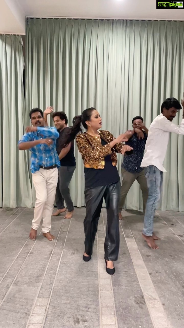 Suma Kanakala Instagram - Feeling so good recreating my son Roshan Kanakala’s steps 💃 @roshan____k @maanasa.choudhary1 @raviperepu @polakivijay_masterofficial @dopsureshragutu @sricharanpakala @sipligunjrahul @shyamkasarlalyrics #HabibiJilebi 😍 #bubblegum #sumakanakala #suma #anchorsuma #weekendgroove #sunday #sundayfunday #sundaying #anchorsumakanakala