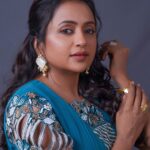 Suma Kanakala Instagram - You have the power to write your own story; make it a best seller. Styled by @stylebyannapurna Collaboration with Outfit @tejaswinireddy_couture Ear hangings @houseofqc Bracelet & Rings @thetrinkaholic Makeup @emraanartistry Hair @koduruamarnath Photography @valmikiramuphotography #sumakanakala #suma #anchorsuma #anchorsumakanakala #sunday #sundayvibes