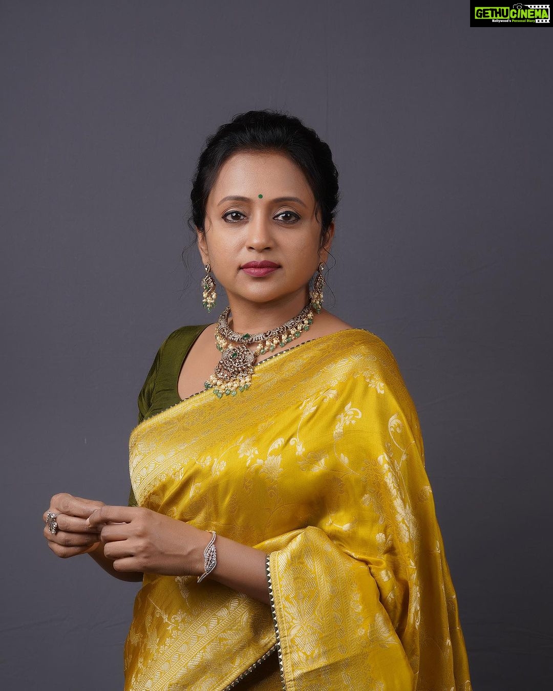 Suma Kanakala Instagram - Wish you all a Happy and Safe Diwali...May the divine light of Diwali brings you peace and happiness 🪔 Styled by @stylebyannapurna Collaboration with Outfit @houseofmudrika Jewellery @alluringaccessories.a2 Hair @koduruamarnath Photography @valmikiramuphotography #sumakanakala #suma #anchorsuma #anchorsumakanakala #kanakalasuma #festive #diwali #deepavali