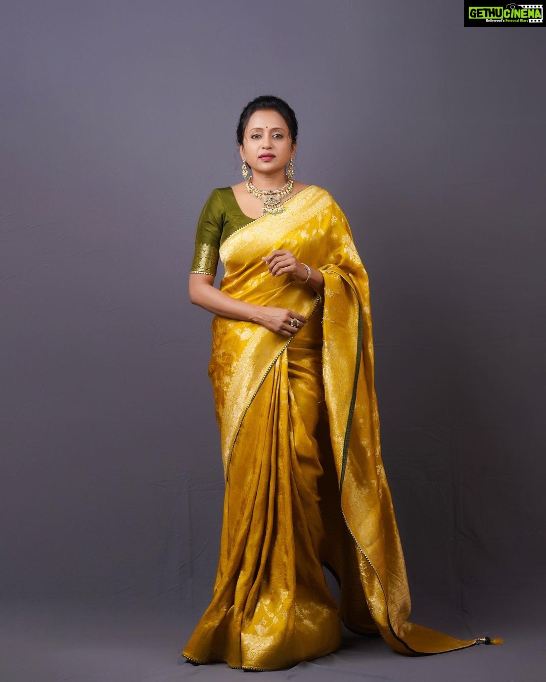 Suma Kanakala Instagram - Wish you all a Happy and Safe Diwali...May the divine light of Diwali brings you peace and happiness 🪔 Styled by @stylebyannapurna Collaboration with Outfit @houseofmudrika Jewellery @alluringaccessories.a2 Hair @koduruamarnath Photography @valmikiramuphotography #sumakanakala #suma #anchorsuma #anchorsumakanakala #kanakalasuma #festive #diwali #deepavali