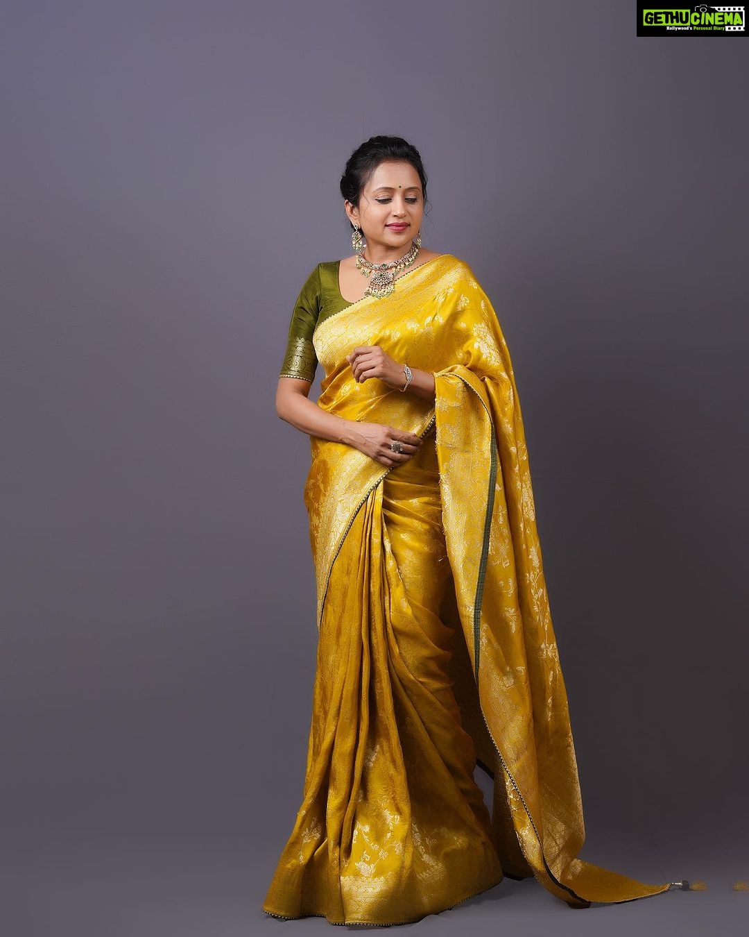 Suma Kanakala Instagram - Wish you all a Happy and Safe Diwali...May the divine light of Diwali brings you peace and happiness 🪔 Styled by @stylebyannapurna Collaboration with Outfit @houseofmudrika Jewellery @alluringaccessories.a2 Hair @koduruamarnath Photography @valmikiramuphotography #sumakanakala #suma #anchorsuma #anchorsumakanakala #kanakalasuma #festive #diwali #deepavali