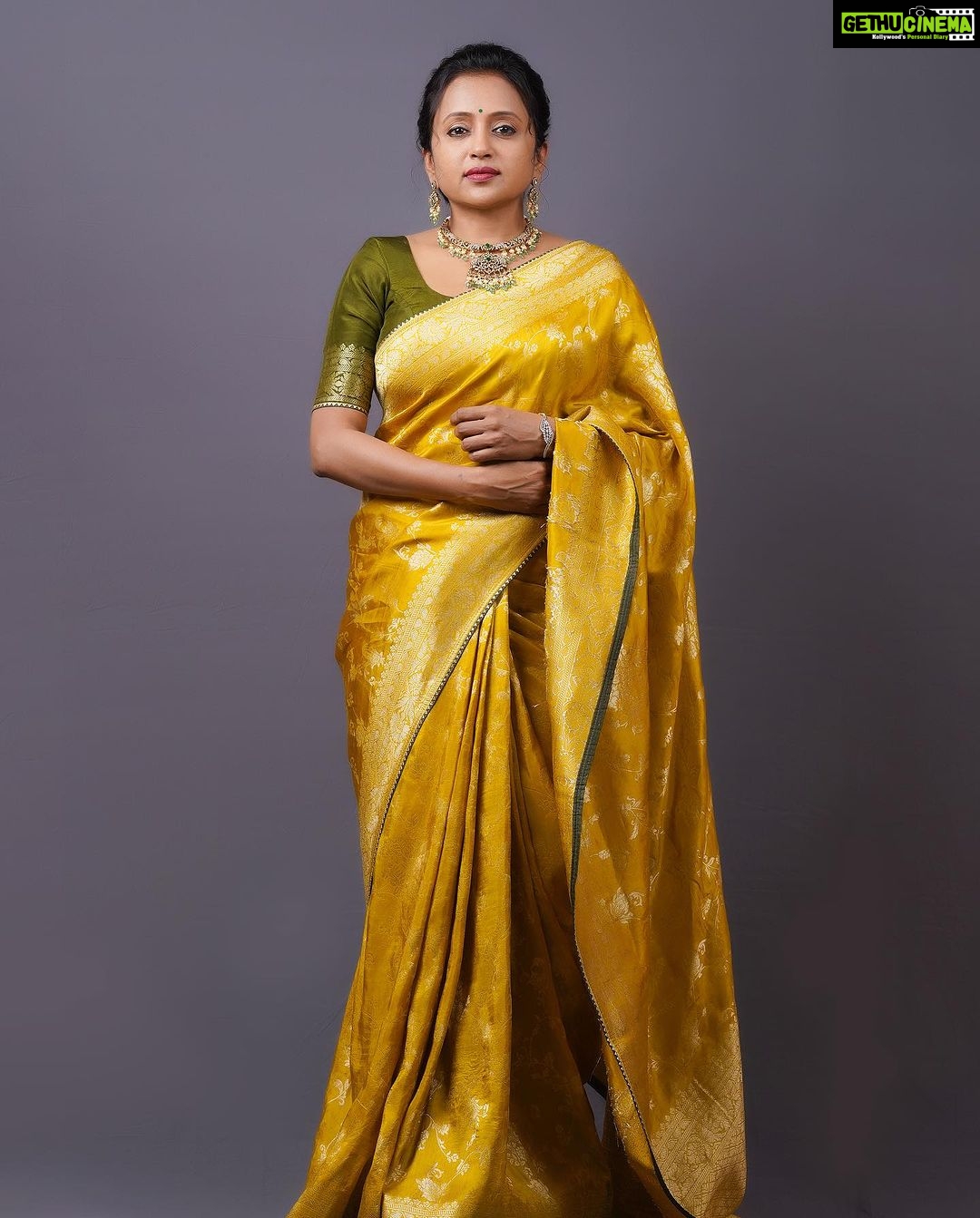 Suma Kanakala Instagram - Wish you all a Happy and Safe Diwali...May the divine light of Diwali brings you peace and happiness 🪔 Styled by @stylebyannapurna Collaboration with Outfit @houseofmudrika Jewellery @alluringaccessories.a2 Hair @koduruamarnath Photography @valmikiramuphotography #sumakanakala #suma #anchorsuma #anchorsumakanakala #kanakalasuma #festive #diwali #deepavali