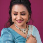 Suma Kanakala Instagram - Every accomplishment starts with the decision to try. Styled by @stylebyannapurna Style team @chandrika_kamesetti Collaboration with Outfit @houseofmudrika Jewellery @alluringaccessories.a2 Makeup @madhu_derangula Hair @koduruamarnath #sumakanakala #anchorsuma #anchorsumakanakala #kanakalasuma #sumaadda #saturday