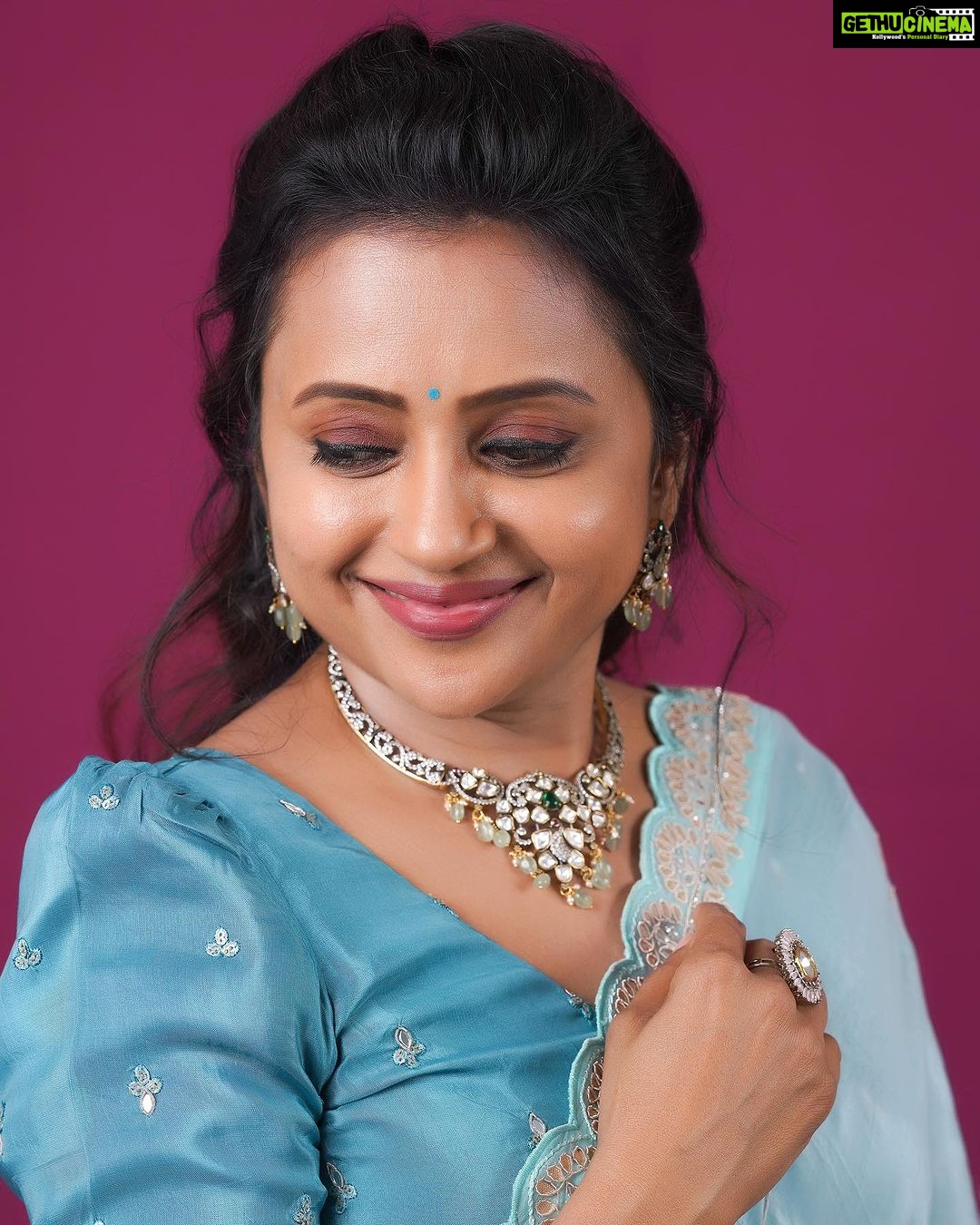 Suma Kanakala Instagram - Every accomplishment starts with the decision to try. Styled by @stylebyannapurna Style team @chandrika_kamesetti Collaboration with Outfit @houseofmudrika Jewellery @alluringaccessories.a2 Makeup @madhu_derangula Hair @koduruamarnath #sumakanakala #anchorsuma #anchorsumakanakala #kanakalasuma #sumaadda #saturday