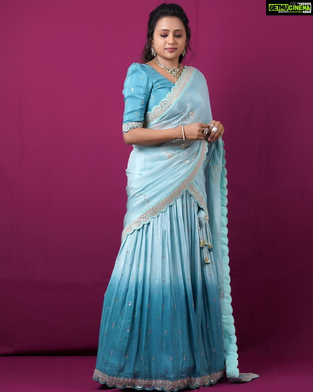 Suma Kanakala Instagram - Every accomplishment starts with the decision to try. Styled by @stylebyannapurna Style team @chandrika_kamesetti Collaboration with Outfit @houseofmudrika Jewellery @alluringaccessories.a2 Makeup @madhu_derangula Hair @koduruamarnath #sumakanakala #anchorsuma #anchorsumakanakala #kanakalasuma #sumaadda #saturday