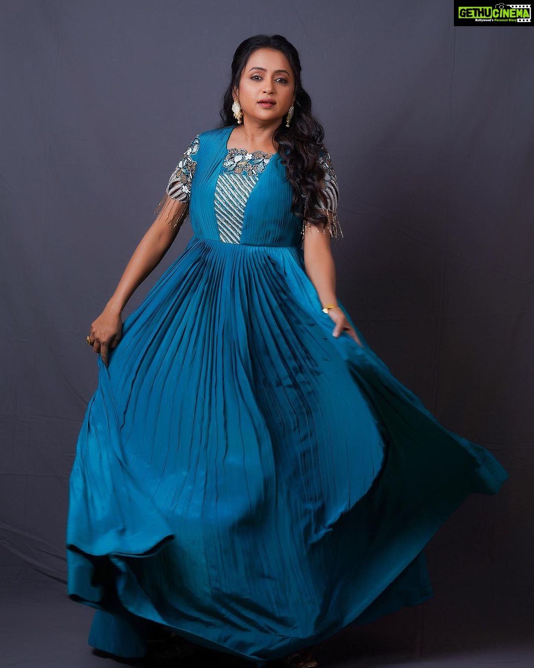 Suma Kanakala Instagram - You have the power to write your own story; make it a best seller. Styled by @stylebyannapurna Collaboration with Outfit @tejaswinireddy_couture Ear hangings @houseofqc Bracelet & Rings @thetrinkaholic Makeup @emraanartistry Hair @koduruamarnath Photography @valmikiramuphotography #sumakanakala #suma #anchorsuma #anchorsumakanakala #sunday #sundayvibes