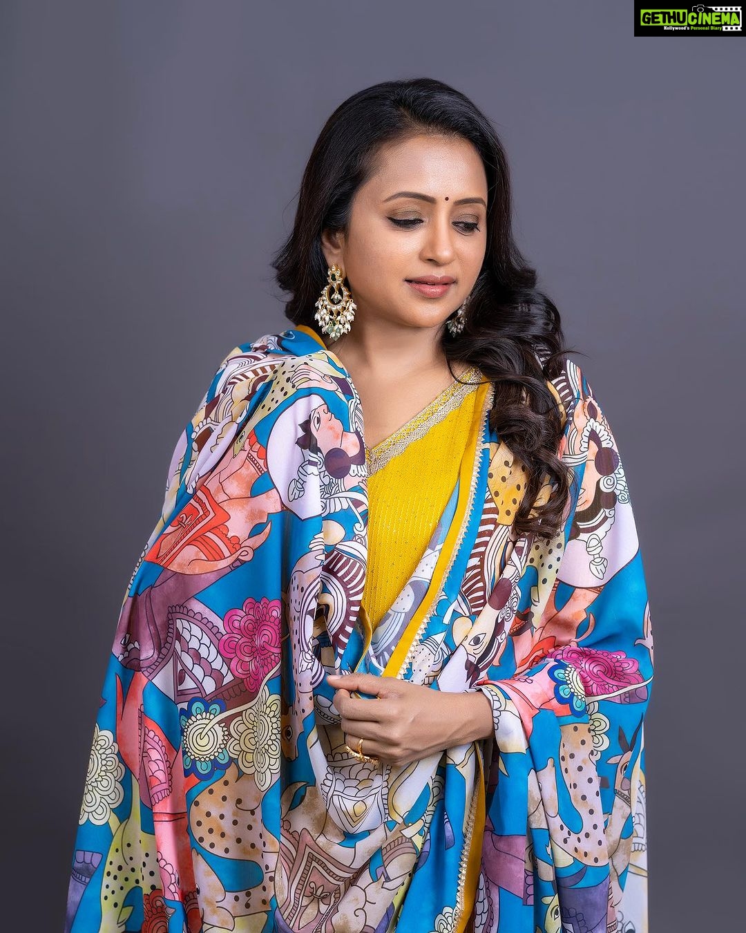 Suma Kanakala Instagram - Success is not final, failure is not fatal; It’s the courage to continue that counts 💛 Styled by @stylebyannapurna Collaboration with Outfit @maramsclothing_official Jewellery @sammohana_by_anushauppaluri Makeup @madhu_derangula Hair @thrinath_nambara_ Photography @valmikiramuphotography #suma #sumakanakala #anchorsuma #anchorsumakanakala #kanakalasuma #friyay #fridayvibes
