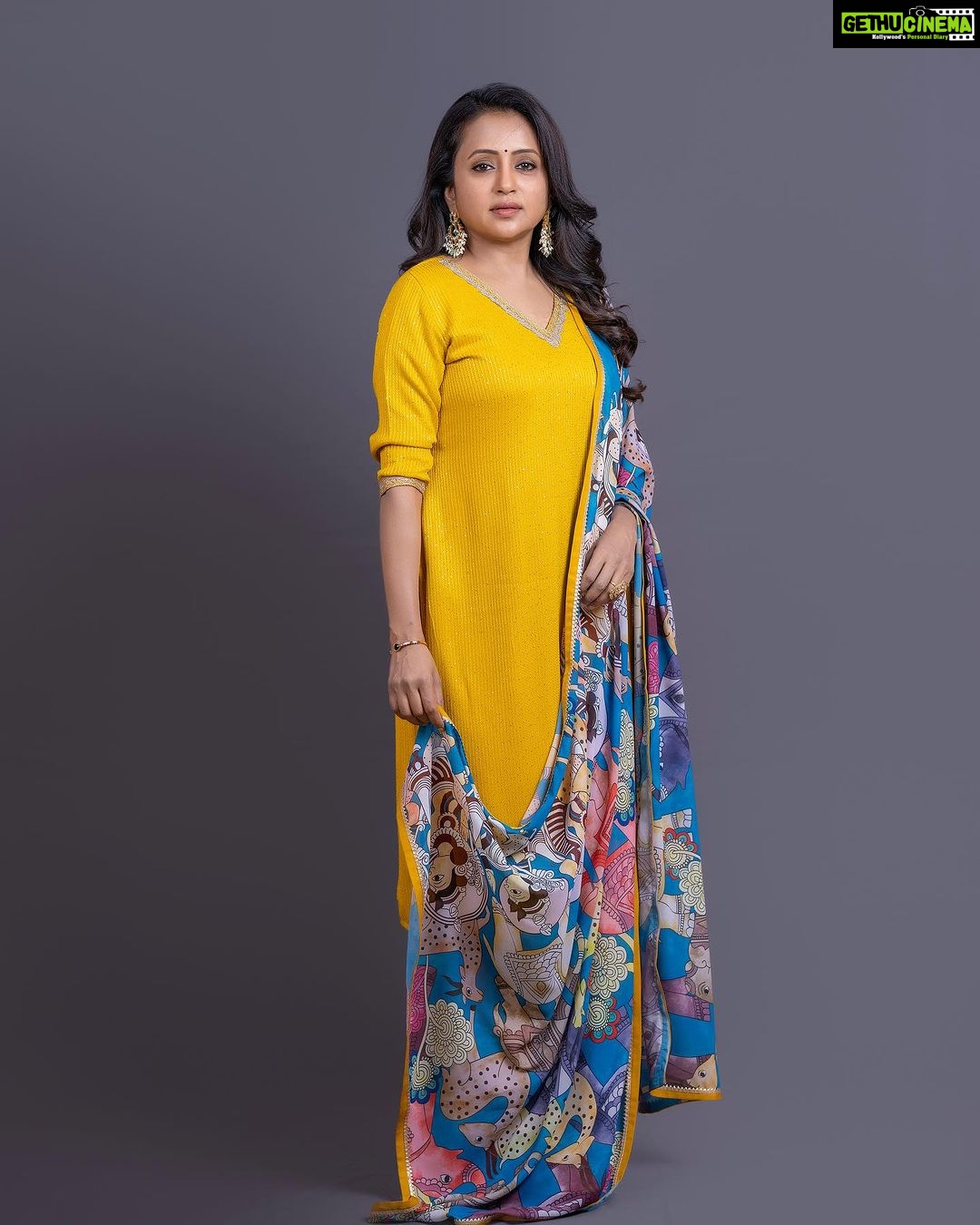 Suma Kanakala Instagram - Success is not final, failure is not fatal; It’s the courage to continue that counts 💛 Styled by @stylebyannapurna Collaboration with Outfit @maramsclothing_official Jewellery @sammohana_by_anushauppaluri Makeup @madhu_derangula Hair @thrinath_nambara_ Photography @valmikiramuphotography #suma #sumakanakala #anchorsuma #anchorsumakanakala #kanakalasuma #friyay #fridayvibes