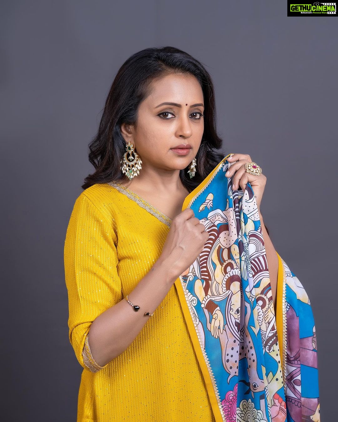 Suma Kanakala Instagram - Success is not final, failure is not fatal; It’s the courage to continue that counts 💛 Styled by @stylebyannapurna Collaboration with Outfit @maramsclothing_official Jewellery @sammohana_by_anushauppaluri Makeup @madhu_derangula Hair @thrinath_nambara_ Photography @valmikiramuphotography #suma #sumakanakala #anchorsuma #anchorsumakanakala #kanakalasuma #friyay #fridayvibes