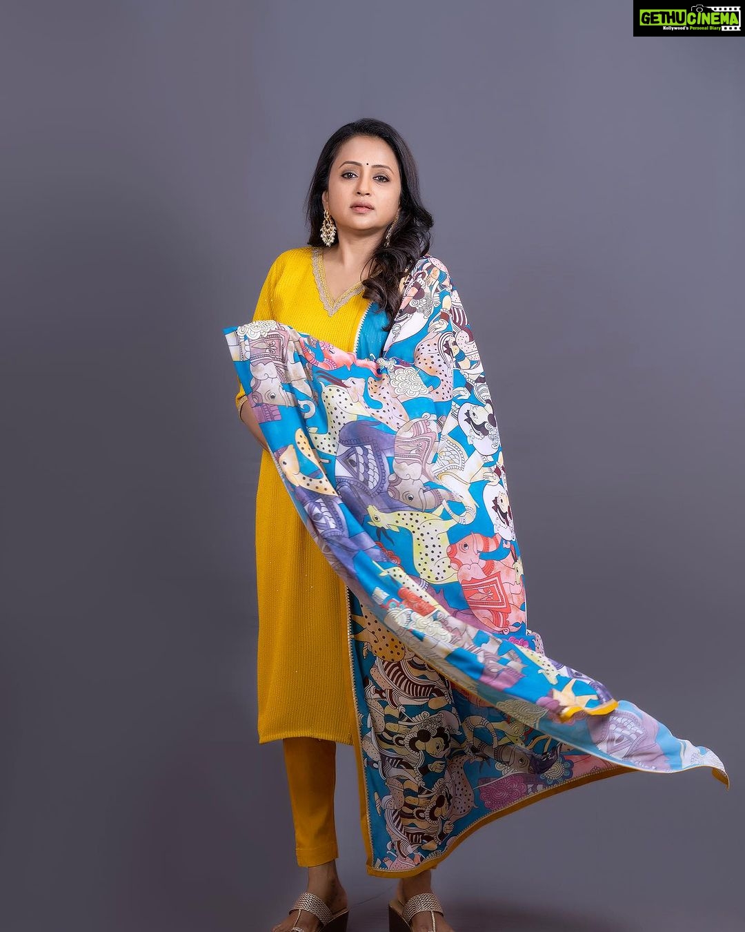 Suma Kanakala Instagram - Success is not final, failure is not fatal; It’s the courage to continue that counts 💛 Styled by @stylebyannapurna Collaboration with Outfit @maramsclothing_official Jewellery @sammohana_by_anushauppaluri Makeup @madhu_derangula Hair @thrinath_nambara_ Photography @valmikiramuphotography #suma #sumakanakala #anchorsuma #anchorsumakanakala #kanakalasuma #friyay #fridayvibes