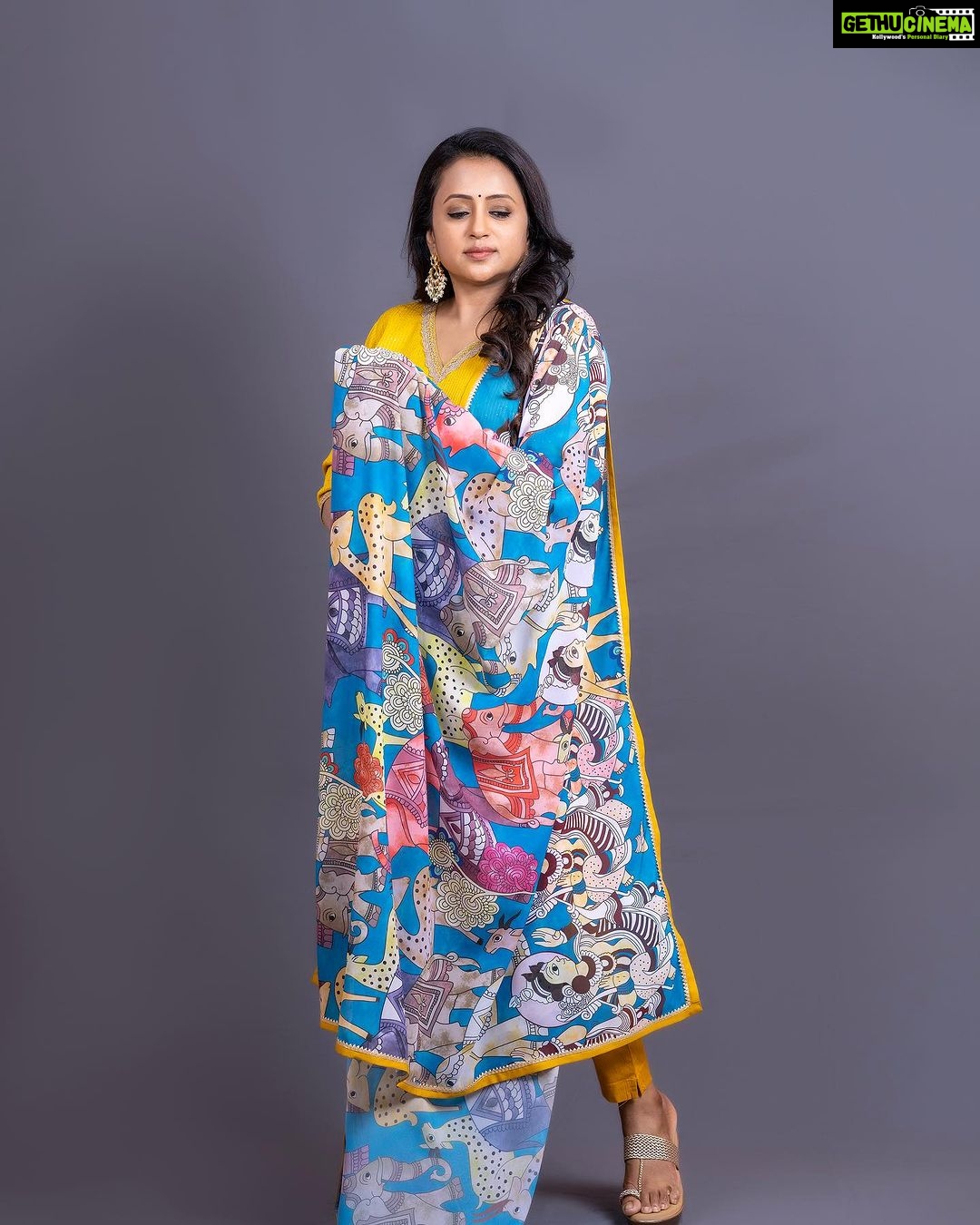 Suma Kanakala Instagram - Success is not final, failure is not fatal; It’s the courage to continue that counts 💛 Styled by @stylebyannapurna Collaboration with Outfit @maramsclothing_official Jewellery @sammohana_by_anushauppaluri Makeup @madhu_derangula Hair @thrinath_nambara_ Photography @valmikiramuphotography #suma #sumakanakala #anchorsuma #anchorsumakanakala #kanakalasuma #friyay #fridayvibes