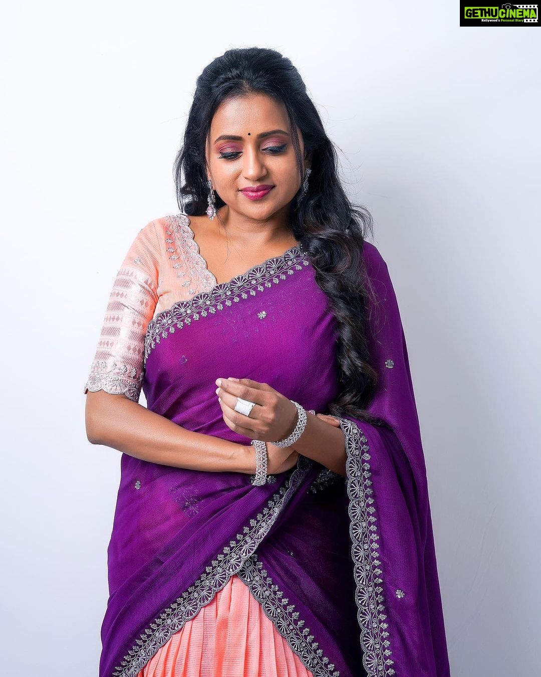 Suma Kanakala Instagram - Don’t wait for the weekend to enjoy life; find joy in every day 💜 Styled by @stylebyannapurna Assisted by @i.deekshasetti Collaboration with Outfit @varahi_artstudio Jewellery @shopriyaaofficial Bangles @aditi_collection Makeup @emraanartistry Hair @thrinath_nambara_ Photography @valmikiramuphotography #sumakanakala #suma #anchorsuma #anchorsumakanakala #sumaadda #saturdayvibes #saturday