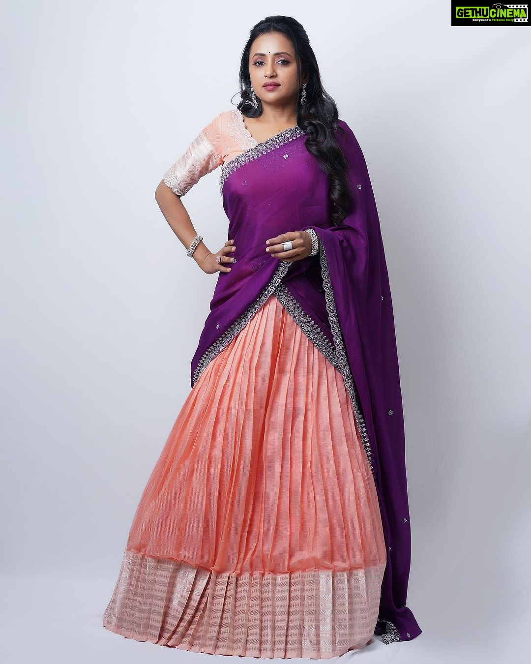 Suma Kanakala Instagram - Don’t wait for the weekend to enjoy life; find joy in every day 💜 Styled by @stylebyannapurna Assisted by @i.deekshasetti Collaboration with Outfit @varahi_artstudio Jewellery @shopriyaaofficial Bangles @aditi_collection Makeup @emraanartistry Hair @thrinath_nambara_ Photography @valmikiramuphotography #sumakanakala #suma #anchorsuma #anchorsumakanakala #sumaadda #saturdayvibes #saturday