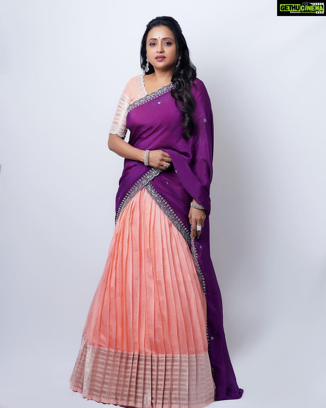 Suma Kanakala Instagram - Don’t wait for the weekend to enjoy life; find joy in every day 💜 Styled by @stylebyannapurna Assisted by @i.deekshasetti Collaboration with Outfit @varahi_artstudio Jewellery @shopriyaaofficial Bangles @aditi_collection Makeup @emraanartistry Hair @thrinath_nambara_ Photography @valmikiramuphotography #sumakanakala #suma #anchorsuma #anchorsumakanakala #sumaadda #saturdayvibes #saturday