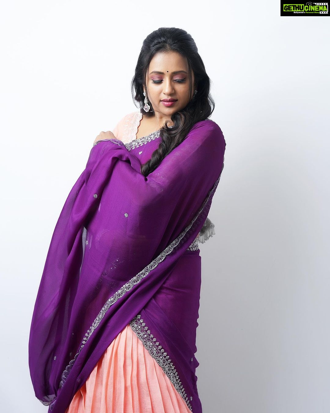 Suma Kanakala Instagram - Don’t wait for the weekend to enjoy life; find joy in every day 💜 Styled by @stylebyannapurna Assisted by @i.deekshasetti Collaboration with Outfit @varahi_artstudio Jewellery @shopriyaaofficial Bangles @aditi_collection Makeup @emraanartistry Hair @thrinath_nambara_ Photography @valmikiramuphotography #sumakanakala #suma #anchorsuma #anchorsumakanakala #sumaadda #saturdayvibes #saturday