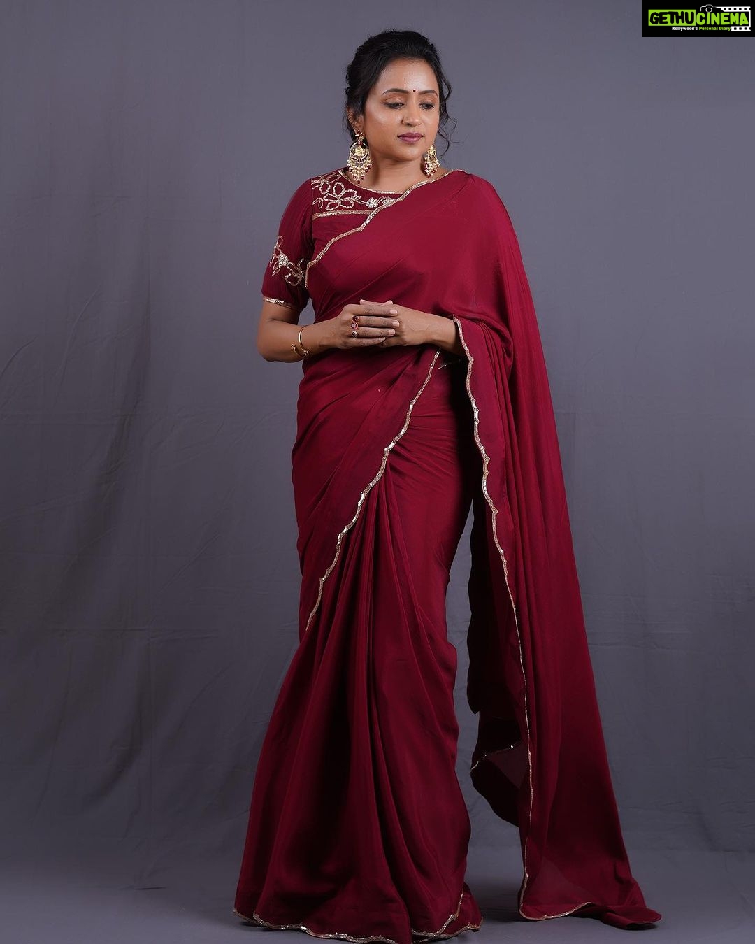 Suma Kanakala Instagram - In the midst of challenges; find your strength! Styled by @stylebyannapurna Collaboration with Outfit @tejaswinireddy_couture Jewellery @alluringaccessories.a2 Hair @koduruamarnath Photography @valmikiramuphotography #sumakanakala #suma #anchorsuma #anchorsumakanakala #friyay