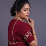 Suma Kanakala Instagram - In the midst of challenges; find your strength! Styled by @stylebyannapurna Collaboration with Outfit @tejaswinireddy_couture Jewellery @alluringaccessories.a2 Hair @koduruamarnath Photography @valmikiramuphotography #sumakanakala #suma #anchorsuma #anchorsumakanakala #friyay