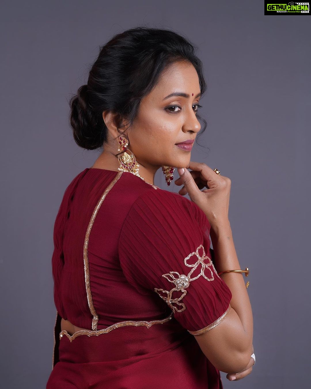 Suma Kanakala Instagram - In the midst of challenges; find your strength! Styled by @stylebyannapurna Collaboration with Outfit @tejaswinireddy_couture Jewellery @alluringaccessories.a2 Hair @koduruamarnath Photography @valmikiramuphotography #sumakanakala #suma #anchorsuma #anchorsumakanakala #friyay