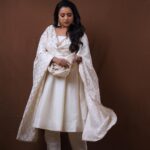 Suma Kanakala Instagram - Halfway to the weekend; keep pushing through! 🤍 Styled by @stylebyannapurna Collaboration with Outfit @varahi_artstudio Jewellery @alluringaccessories.a2 Hair @koduruamarnath Photography @valmikiramuphotography #sumakanakala #anchorsuma #anchorsumakanakala #wednesday
