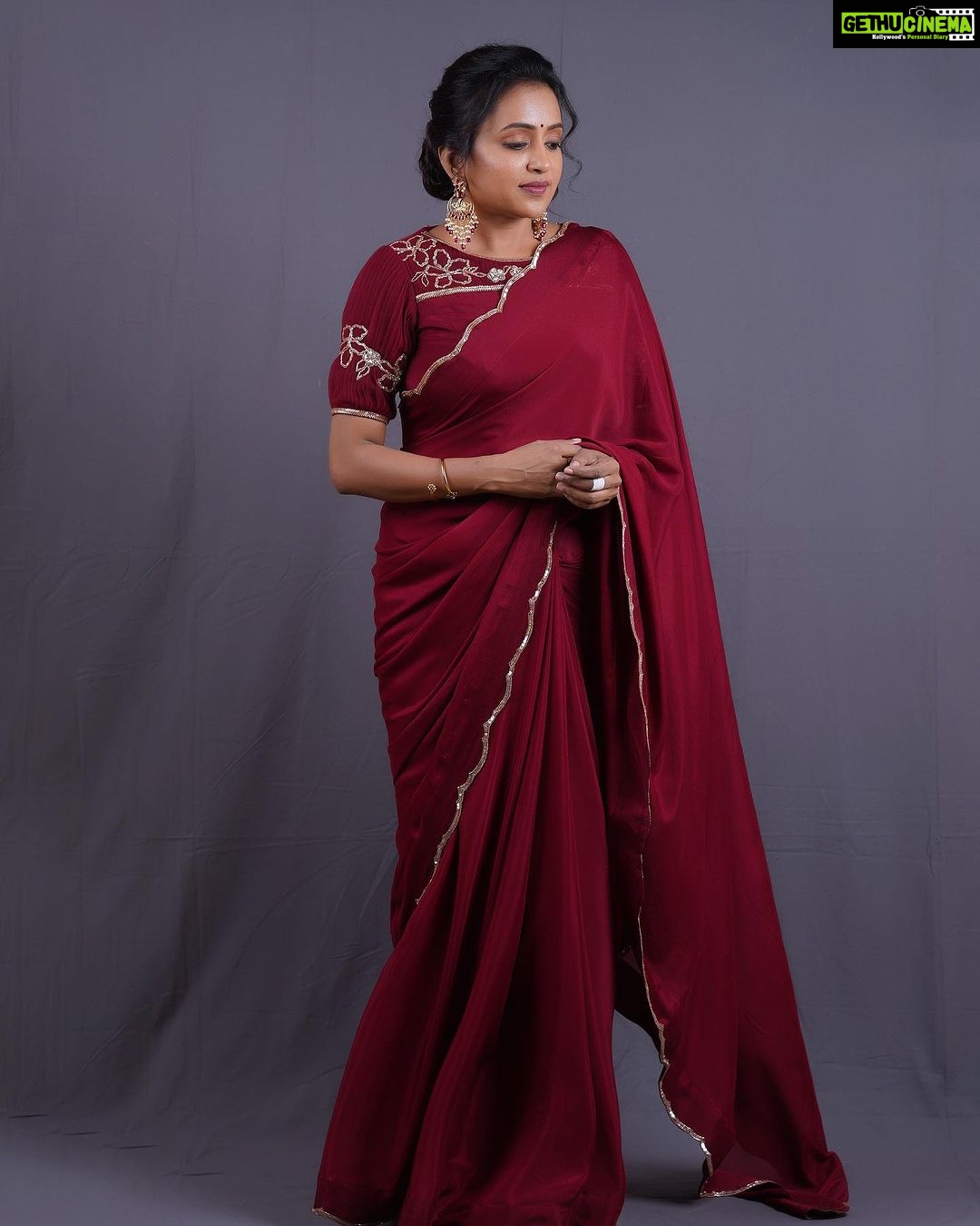 Suma Kanakala Instagram - In the midst of challenges; find your strength! Styled by @stylebyannapurna Collaboration with Outfit @tejaswinireddy_couture Jewellery @alluringaccessories.a2 Hair @koduruamarnath Photography @valmikiramuphotography #sumakanakala #suma #anchorsuma #anchorsumakanakala #friyay