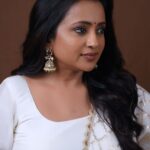 Suma Kanakala Instagram - Halfway to the weekend; keep pushing through! 🤍 Styled by @stylebyannapurna Collaboration with Outfit @varahi_artstudio Jewellery @alluringaccessories.a2 Hair @koduruamarnath Photography @valmikiramuphotography #sumakanakala #anchorsuma #anchorsumakanakala #wednesday