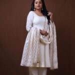 Suma Kanakala Instagram - Halfway to the weekend; keep pushing through! 🤍 Styled by @stylebyannapurna Collaboration with Outfit @varahi_artstudio Jewellery @alluringaccessories.a2 Hair @koduruamarnath Photography @valmikiramuphotography #sumakanakala #anchorsuma #anchorsumakanakala #wednesday