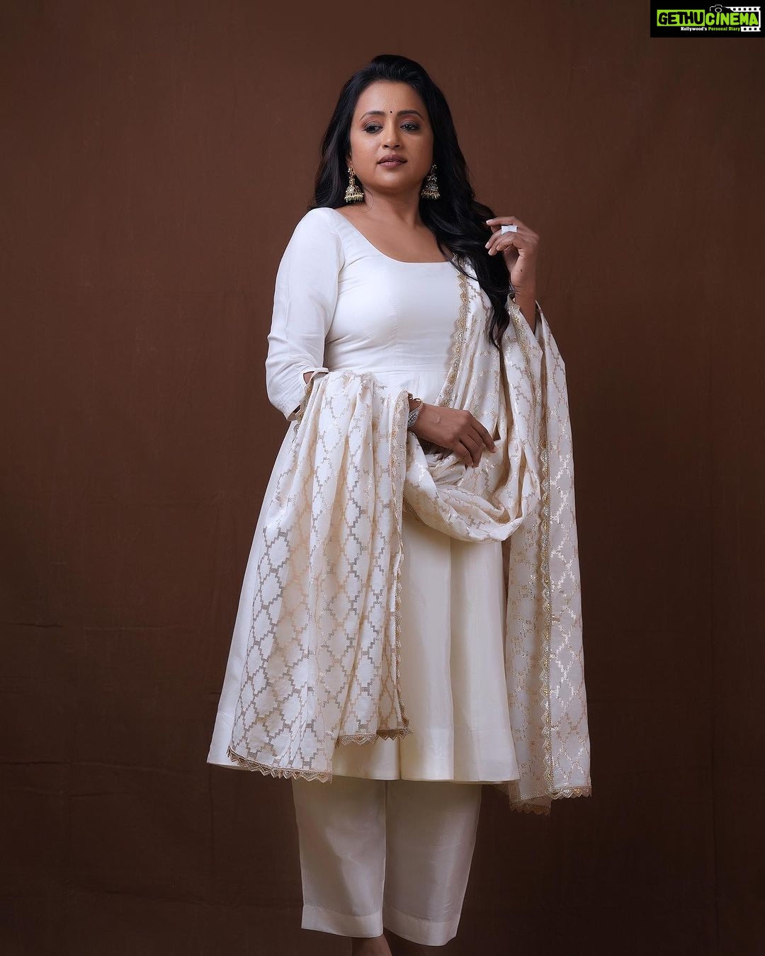 Suma Kanakala Instagram - Halfway to the weekend; keep pushing through! 🤍 Styled by @stylebyannapurna Collaboration with Outfit @varahi_artstudio Jewellery @alluringaccessories.a2 Hair @koduruamarnath Photography @valmikiramuphotography #sumakanakala #anchorsuma #anchorsumakanakala #wednesday