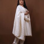 Suma Kanakala Instagram - Halfway to the weekend; keep pushing through! 🤍 Styled by @stylebyannapurna Collaboration with Outfit @varahi_artstudio Jewellery @alluringaccessories.a2 Hair @koduruamarnath Photography @valmikiramuphotography #sumakanakala #anchorsuma #anchorsumakanakala #wednesday