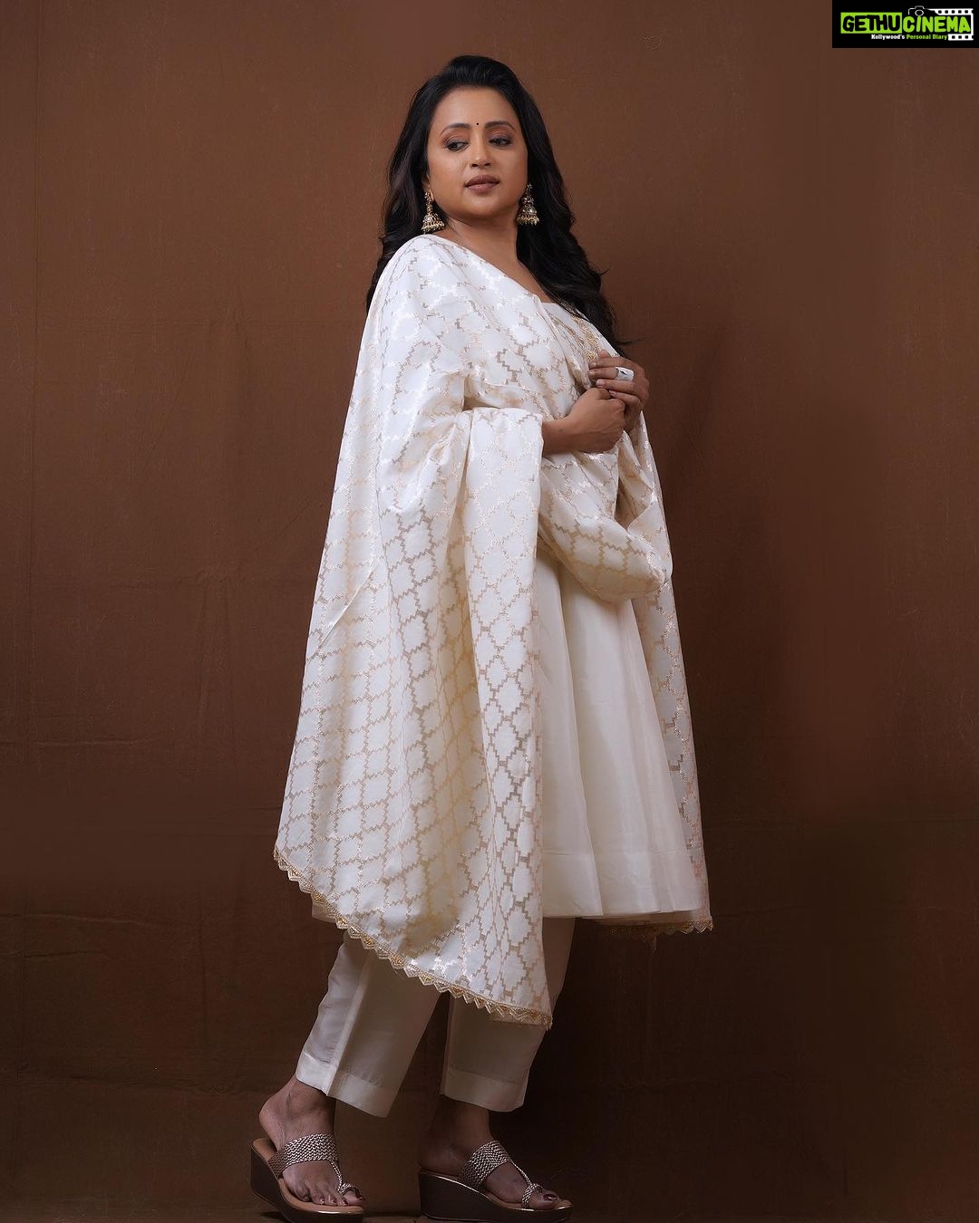 Suma Kanakala Instagram - Halfway to the weekend; keep pushing through! 🤍 Styled by @stylebyannapurna Collaboration with Outfit @varahi_artstudio Jewellery @alluringaccessories.a2 Hair @koduruamarnath Photography @valmikiramuphotography #sumakanakala #anchorsuma #anchorsumakanakala #wednesday