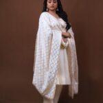 Suma Kanakala Instagram - Halfway to the weekend; keep pushing through! 🤍 Styled by @stylebyannapurna Collaboration with Outfit @varahi_artstudio Jewellery @alluringaccessories.a2 Hair @koduruamarnath Photography @valmikiramuphotography #sumakanakala #anchorsuma #anchorsumakanakala #wednesday