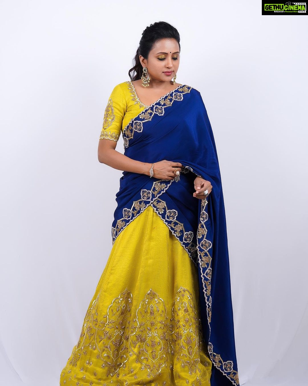 Suma Kanakala Instagram - A day to refuel your soul and be grateful for the week ahead #sunday Styled by @stylebyannapurna Collaboration with Outfit @tejaswinireddy_couture Jewellery @alluringaccessories.a2 Makeup @madhu_derangula Hair @koduruamarnath Photography @valmikiramuphotography #sumakanakala #suma #anchorsuma #anchorsumakanakala #sumaadda #sundayinspiration