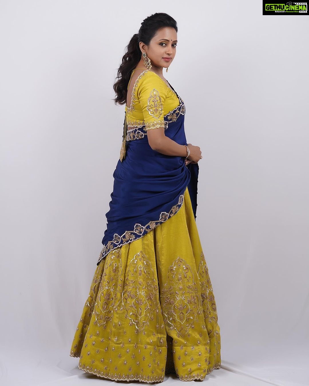 Suma Kanakala Instagram - A day to refuel your soul and be grateful for the week ahead #sunday Styled by @stylebyannapurna Collaboration with Outfit @tejaswinireddy_couture Jewellery @alluringaccessories.a2 Makeup @madhu_derangula Hair @koduruamarnath Photography @valmikiramuphotography #sumakanakala #suma #anchorsuma #anchorsumakanakala #sumaadda #sundayinspiration