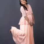 Suma Kanakala Instagram - For #TigerNageswaraRao Pre-Release Styled by @stylebyannapurna Collaboration with Outfit @maramsclothing_official Jewellery @houseofqc Makeup @emraanartistry Hair @koduruamarnath Photography @valmikiramuphotography #sumakanakala #suma #anchorsuma #anchorsumakanakala #tigernageswararaoprereleaseevent