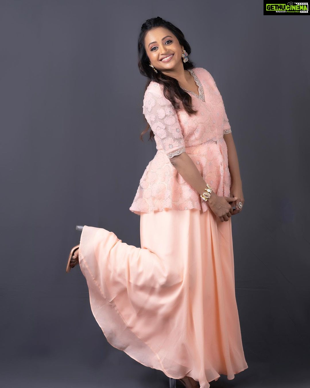 Suma Kanakala Instagram - For #TigerNageswaraRao Pre-Release Styled by @stylebyannapurna Collaboration with Outfit @maramsclothing_official Jewellery @houseofqc Makeup @emraanartistry Hair @koduruamarnath Photography @valmikiramuphotography #sumakanakala #suma #anchorsuma #anchorsumakanakala #tigernageswararaoprereleaseevent