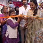 Suma Kanakala Instagram - Bubblegum team has joined hands with @festivalsforjoy & Padmasri @sunitha.krishnan garu’s Prajwala to empower transgender women in helping them start businesses and reclaim their respect in the society. #LoveandRespectforAll #sumakanakala #suma #bubblegum #maheshwarimovies #festivalsforjoy #dussehra #navratri #prajwala #transcommunity #joyofgiving