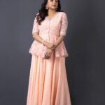 Suma Kanakala Instagram - For #TigerNageswaraRao Pre-Release Styled by @stylebyannapurna Collaboration with Outfit @maramsclothing_official Jewellery @houseofqc Makeup @emraanartistry Hair @koduruamarnath Photography @valmikiramuphotography #sumakanakala #suma #anchorsuma #anchorsumakanakala #tigernageswararaoprereleaseevent